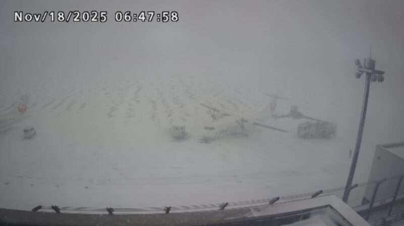 丘珠空港ライブカメラ(北海道札幌市東区丘珠町) 2025年11月18日 雪の丘珠空港