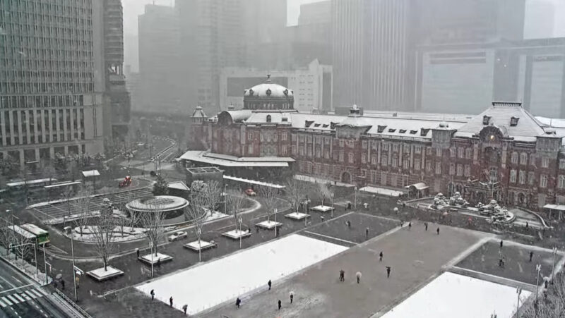 東京駅ライブカメラ 2022年1月6日 大雪警報発令時の雪景色となった東京駅