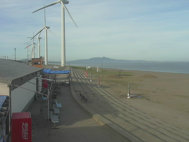 釜谷浜周辺から釜谷浜海水浴場・風力発電所が見えるライブカメラ。