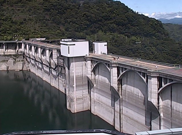 浦山ダムライブカメラは、埼玉県秩父市荒川久那の荒川ダム総合管理所に設置された浦山ダムが見えるライブカメラです。