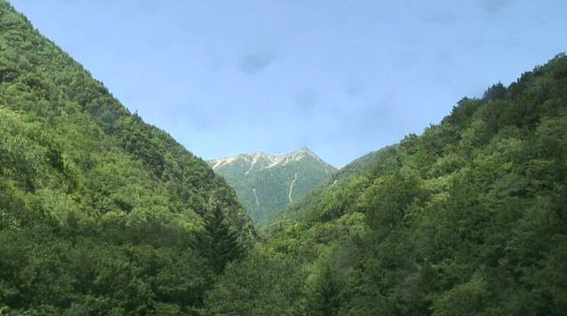 南アルプス衛星ライブカメラは、静岡県静岡市葵区の牛首峠に設置された南アルプス赤石岳が見えるライブカメラです。