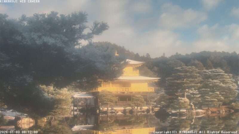 金閣寺ライブカメラ(京都府京都市北区金閣寺町) 2026年1月3日 雪の金閣寺