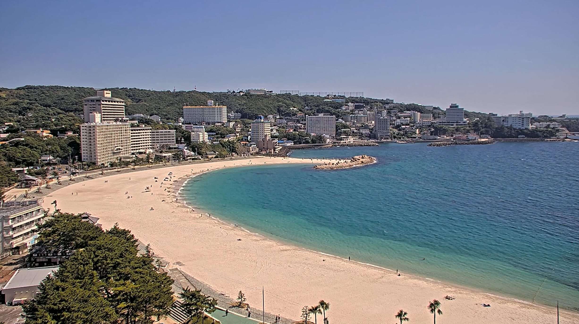 紀州白浜温泉むさし白良浜海水浴場ライブカメラ(和歌山県白浜町)