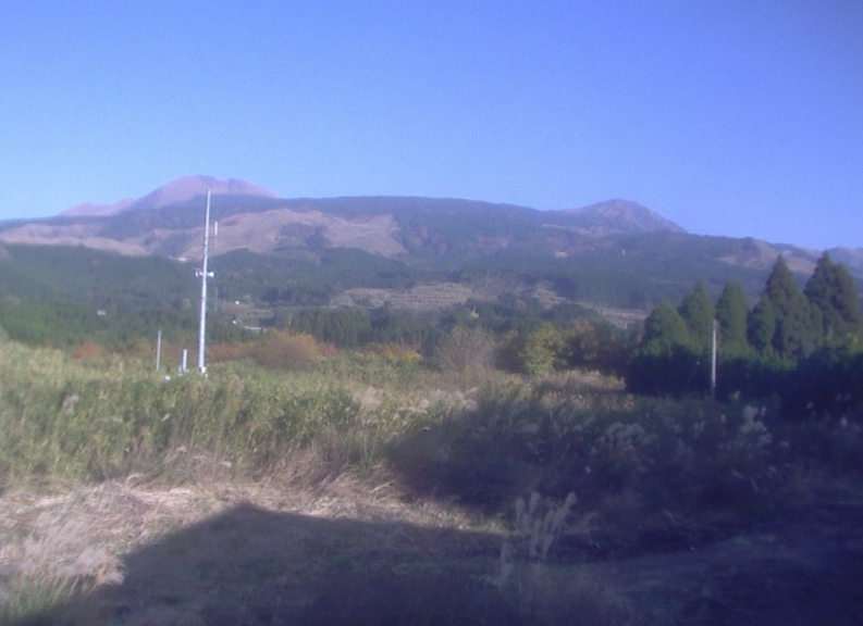 火山研究センターライブカメラは、熊本県南阿蘇村河陽の京都大学大学院理学研究科付属地球熱学研究施設火山研究センターに設置された中岳・烏帽子岳・杵島岳・草千里が見えるライブカメラです。