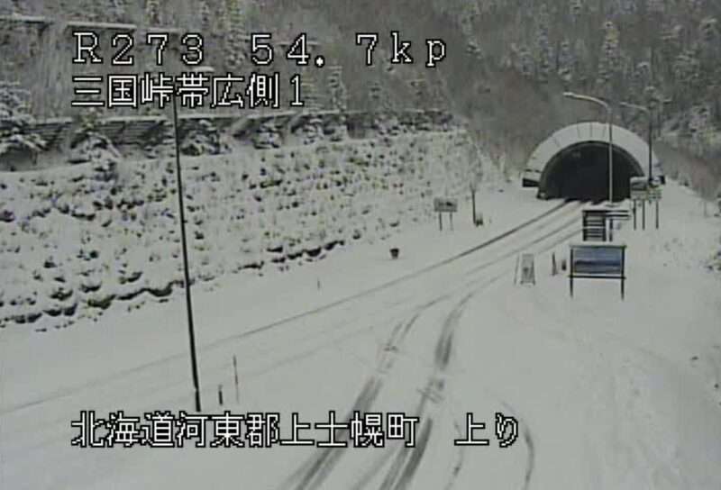 国道273号三国峠ライブカメラ(北海道上士幌町三国峠) 2025年10月28日 8時50分 降雪
