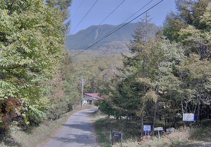 城の平別荘地入口から蓼科山・横岳
