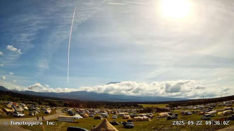 ふもとっぱら富士山ライブカメラ(静岡県富士宮市麓) 2025年9月22日9時36分 飛行機雲