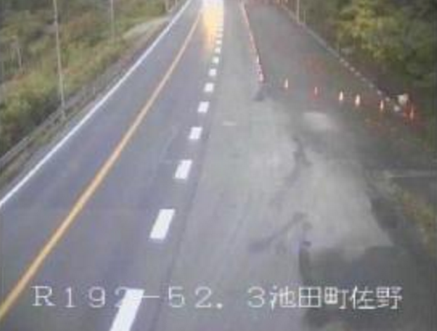 境目峠から国道192号