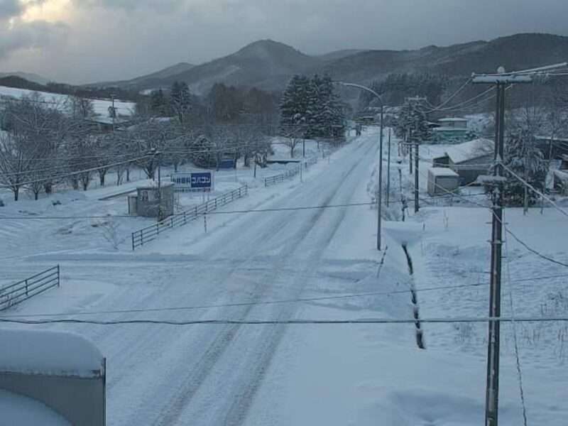 国道106号区界峠ライブカメラ(岩手県宮古市区界) 2025年12月5日7時20分 降雪