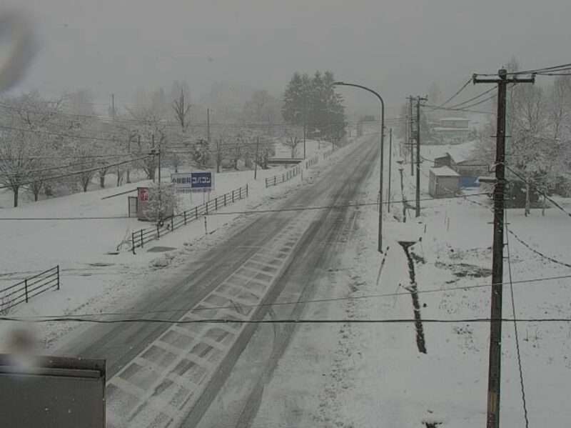 国道106号区界峠ライブカメラ(岩手県宮古市区界) 2026年4月2日 13時20分 降雪