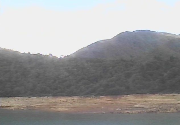 桂湖ビジターセンターから桂湖・桂湖オートキャンプ場が見えるライブカメラ。