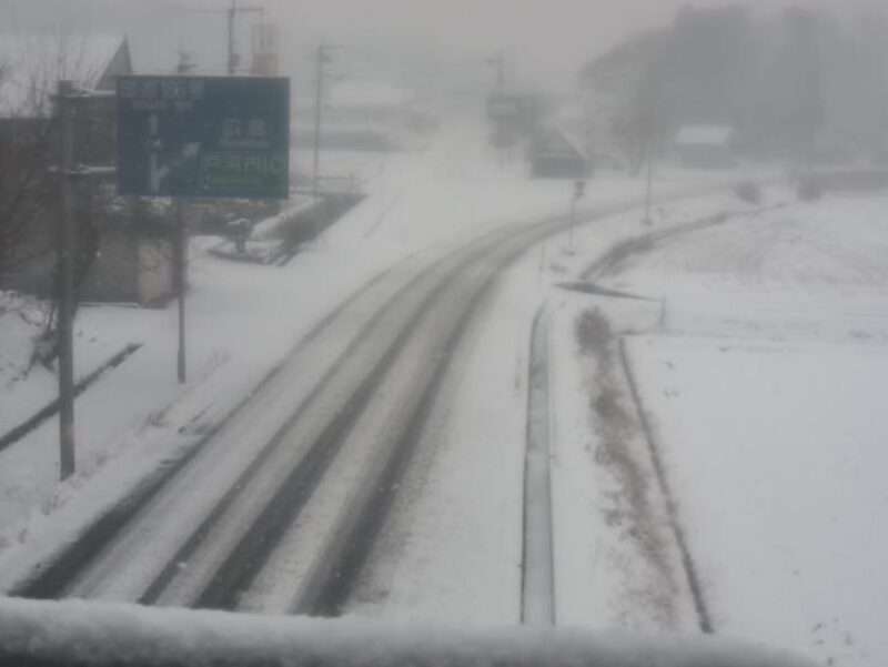 国道191号八幡ライブカメラ(広島県北広島町西八幡原) 2025年12月3日 降雪