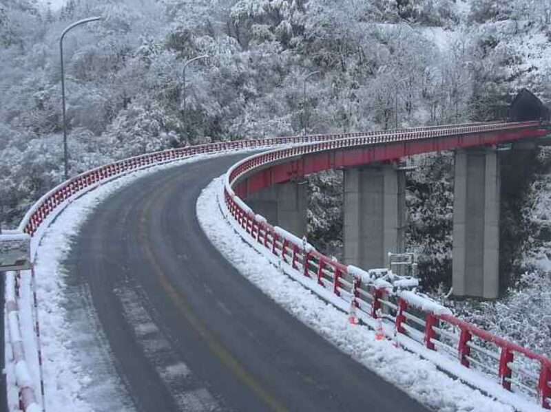 国道304号梨谷ライブカメラ(富山県南砺市梨谷)　2025年11月19日7時00分 降雪