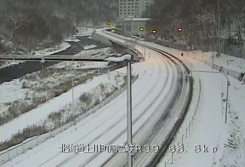 国道39号上川町層雲峡ライブカメラ(北海道上川町層雲峡) 2025年10月28日 降雪