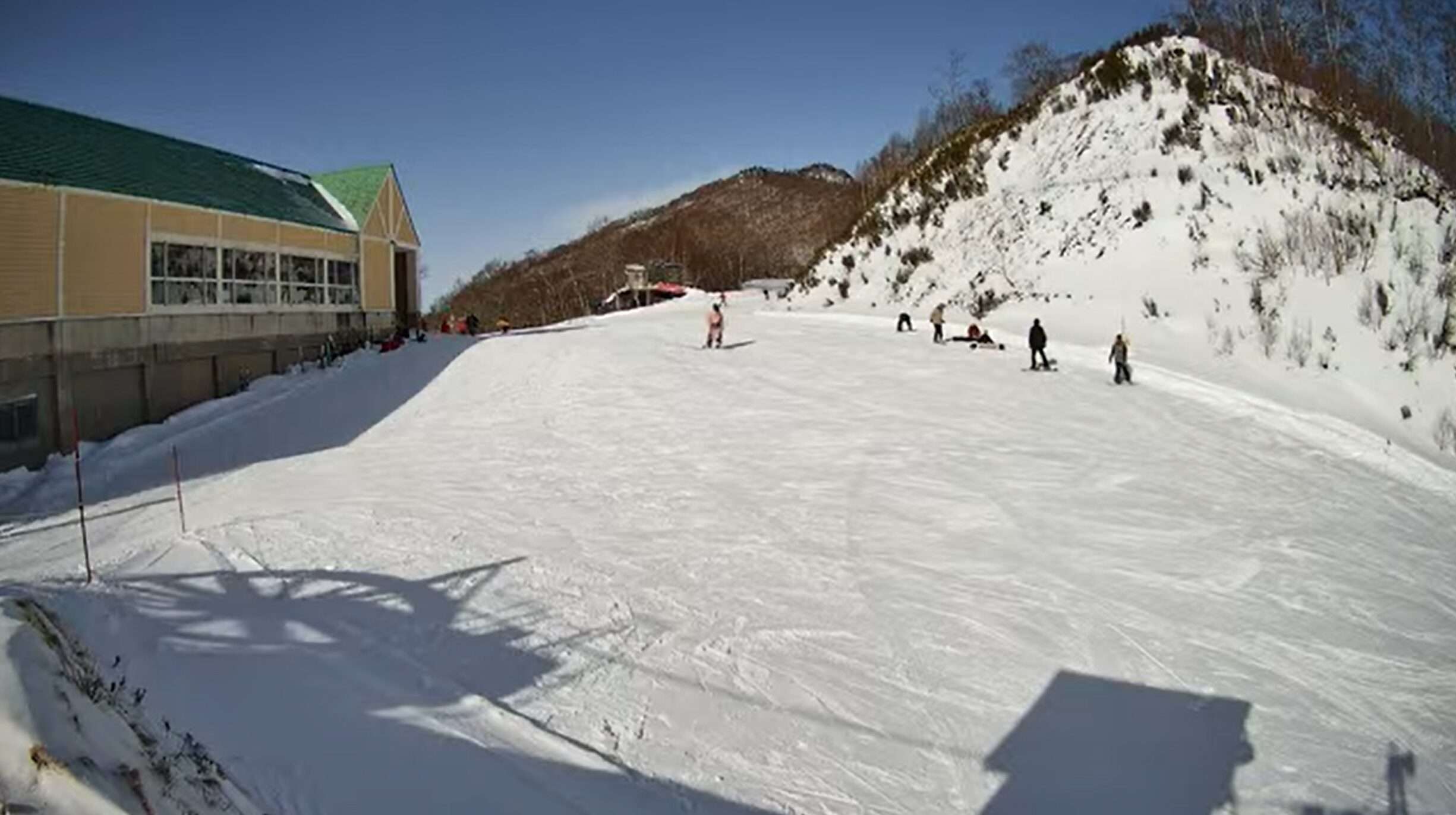 ホワイトワールド尾瀬岩鞍ゴンドラ山頂駅前ライブカメラ(群馬県片品村土出)