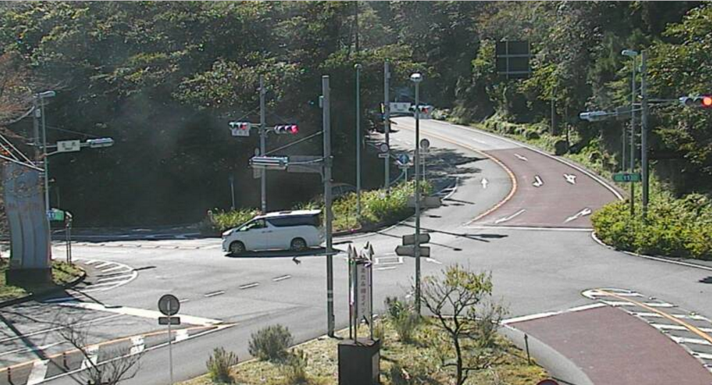 静岡県道11号熱海函南線笹尻ライブカメラは、静岡県熱海市の笹尻に設置された静岡県道11号熱海函南線(熱海街道)・笹尻交差点が見えるライブカメラです。