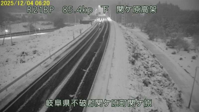国道21号関ケ原高架ライブカメラ(岐阜県関ケ原町関ケ原) 2025年12月4日 降雪