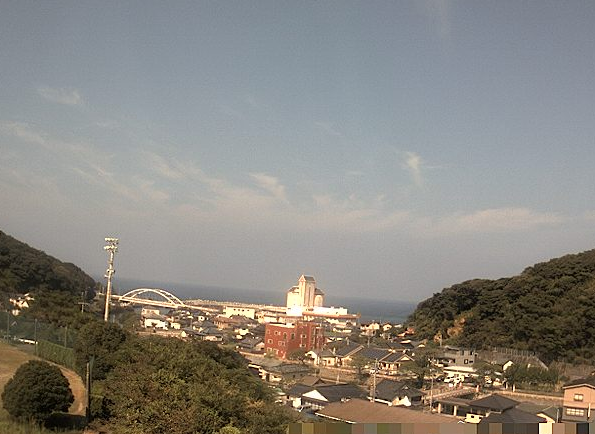天草市役所ライブカメラは、熊本県天草市東浜町の天草市役所に設置された天草下田温泉街・天草西海岸が見えるライブカメラです。