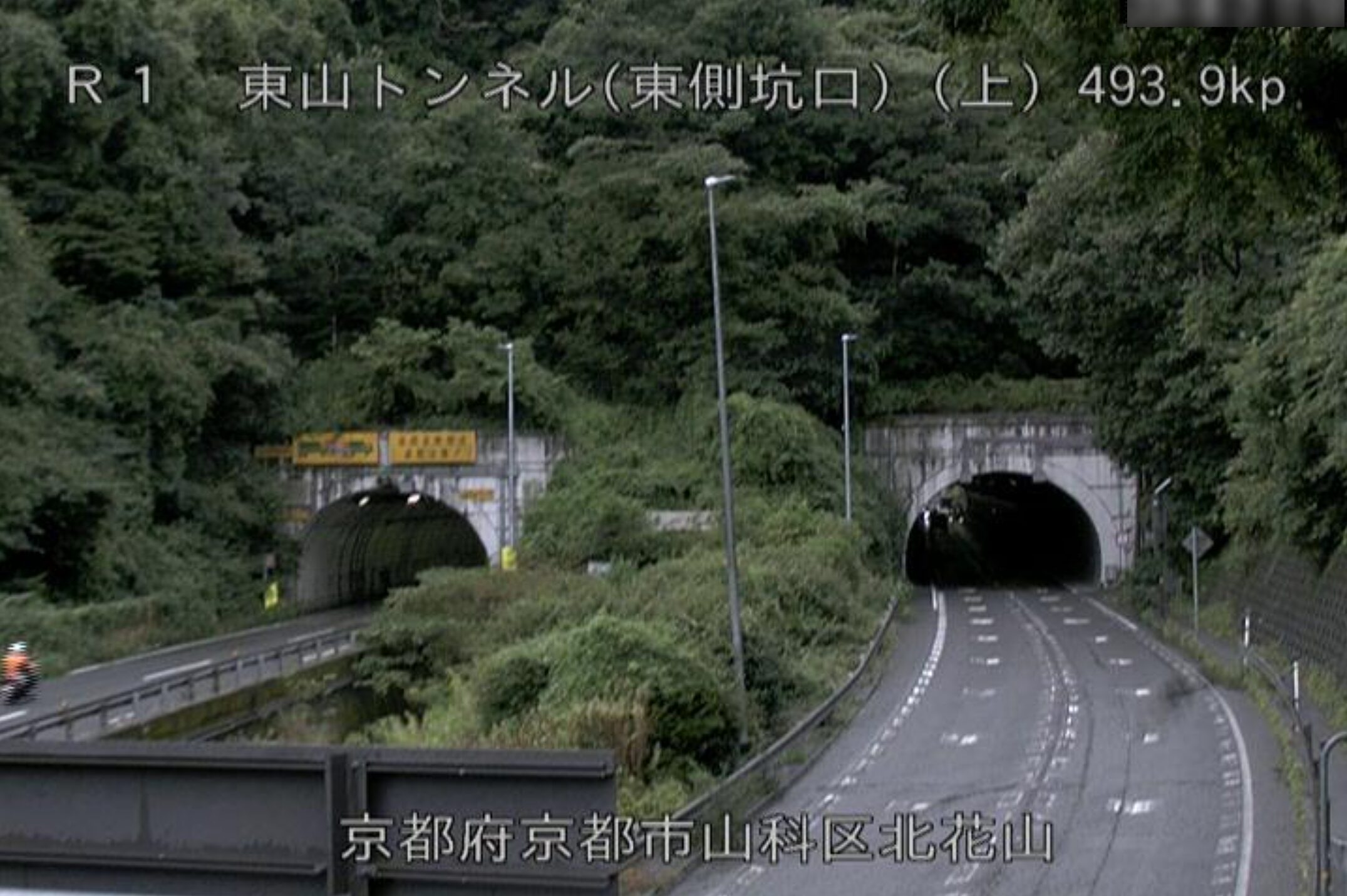 国道1号東山トンネル東側坑口ライブカメラ(京都府京都市山科区上花山旭山町)