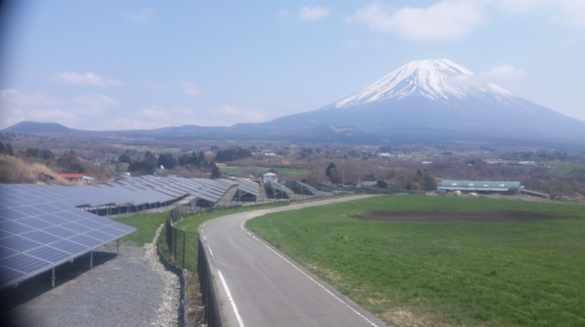 富士ヶ嶺太陽光発電所から富士山