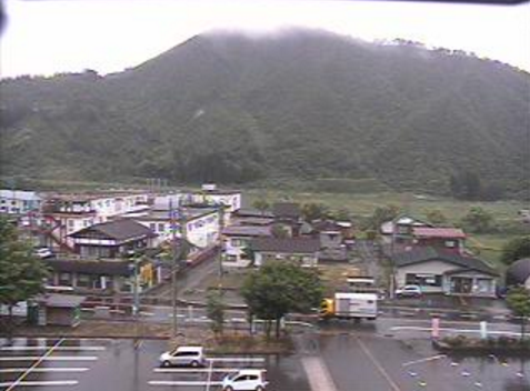 魚沼市役所湯之谷庁舎から国道352号(樹海ライン)・鳴倉山方面が見えるライブカメラ。
