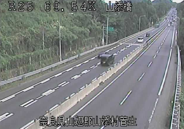 山添橋から名阪国道(国道25号バイパス)が見えるライブカメラ。