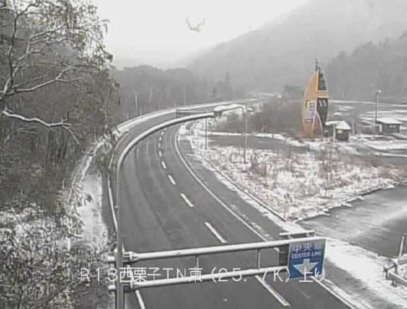 国道13号西栗子トンネル東側ライブカメラ(福島県福島市大笹生) 2025年11月18日 降雪