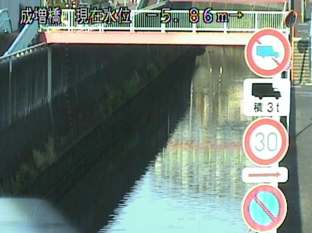 白子川成増橋ライブカメラは、東京都板橋区三園の成増橋に設置された白子川が見えるライブカメラです。