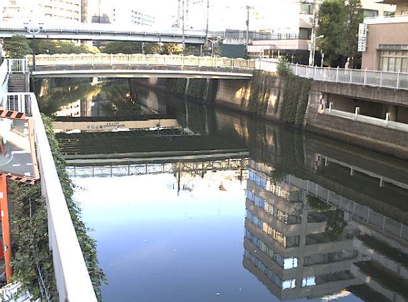 目黒川市場橋ライブカメラは、東京都品川区西五反田の市場橋に設置された目黒川が見えるライブカメラです。