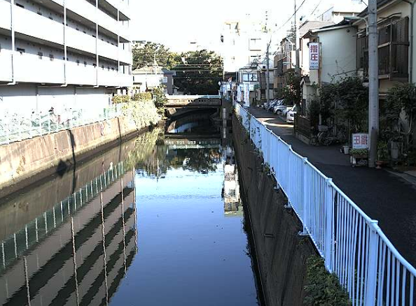 立会川河口部上流側ライブカメラは、東京都品川区東大井の河口部上流側に設置された立会川が見えるライブカメラです。