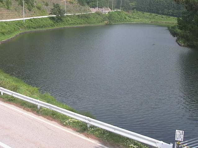 加和志湖ライブカメラは、長野県北相木村の加和志湖に設置された長野県道124号上野小海線が見えるライブカメラです。