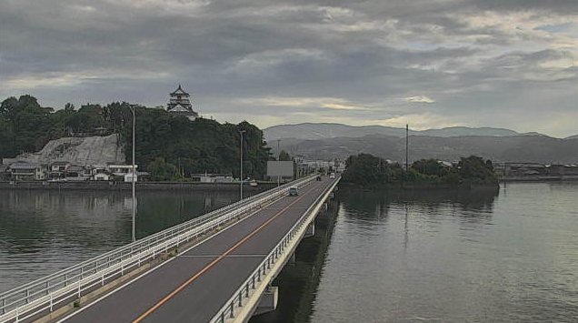大分県杵築市猪尾の橋付近に設置された杵築大橋・国道213号(杵築沿海路)・杵築城が見えるライブカメラです。