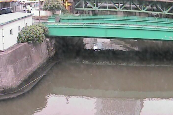 日本橋川三崎橋ライブカメラは、東京都千代田区三崎町の新三崎橋水位局に設置された日本橋川が見えるライブカメラです。
