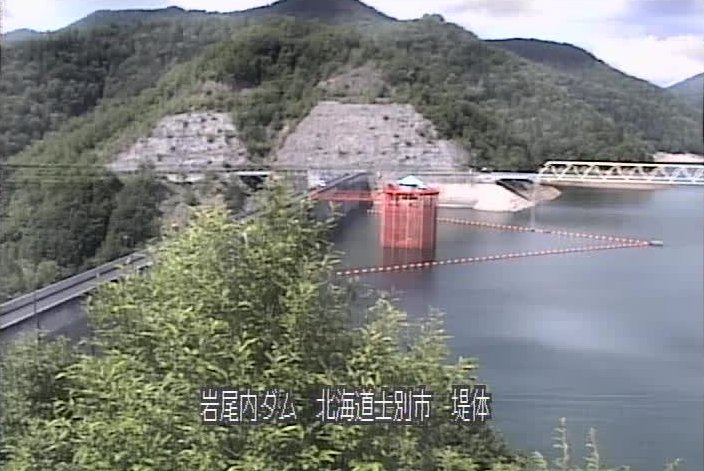 岩尾内ダムライブカメラは、北海道士別市朝日町の岩尾内ダムに設置された堤体が見えるライブカメラです。