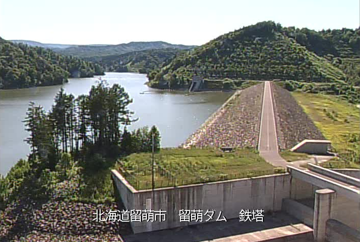 留萌ダムライブカメラは、北海道留萌市留萌村の留萌ダム鉄塔に設置されたダム湖が見えるライブカメラです。