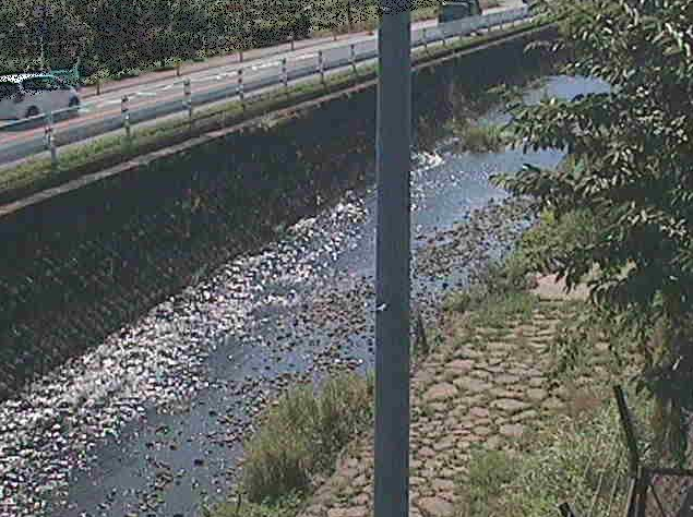 目久尻川新産川橋ライブカメラは、神奈川県海老名市柏ケ谷の新産川橋に設置された目久尻川が見えるライブカメラです。