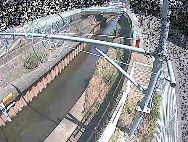 鳩川平和橋ライブカメラは、神奈川県座間市座間の平和橋に設置された鳩川が見えるライブカメラです。