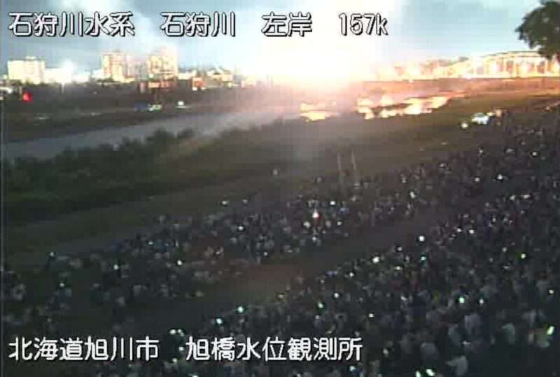 石狩川旭橋ライブカメラ(北海道旭川市常盤通) 2025年7月31日 旭川夏まつり道新納涼花火大会開催時