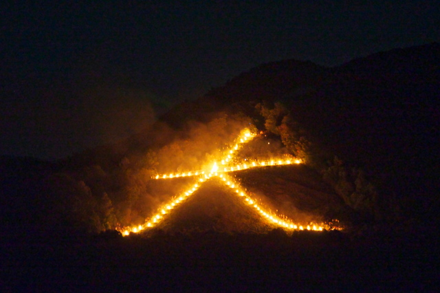 京都五山送り火ライブカメラは、京都府京都市右京区のグラフィックに設置された京都五山送り火(大文字・船形万燈籠・左大文字)が見えるライブカメラです。