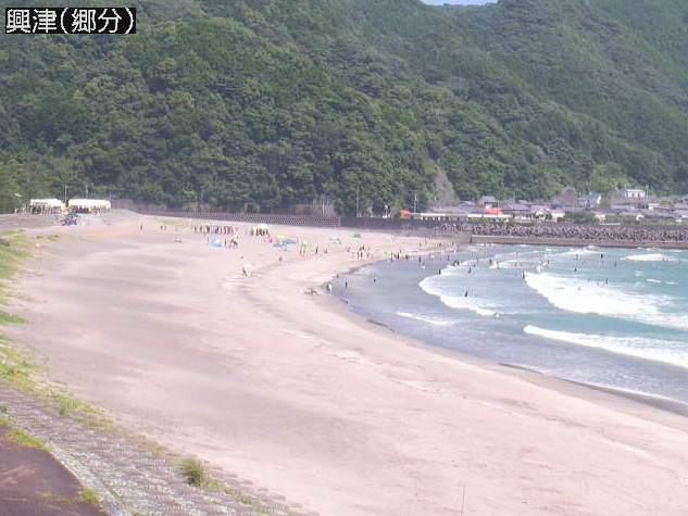 興津郷分ライブカメラは、高知県四万十町興津の郷分に設置された興津海水浴場・小室湾が見えるライブカメラです。