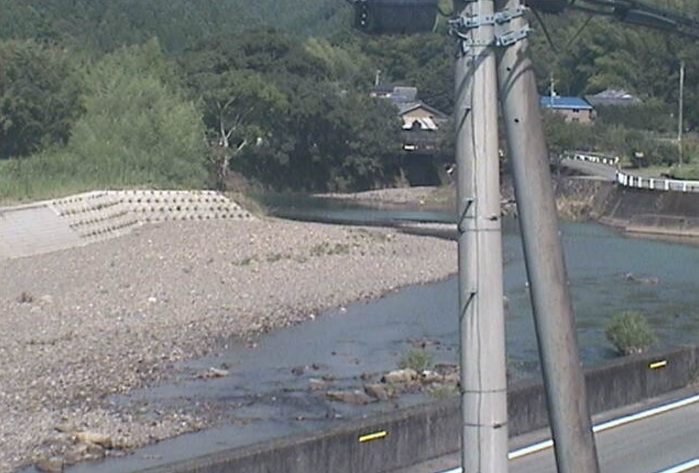 宍喰川中流付近ライブカメラは、徳島県海陽町宍喰浦の宍喰川中流付近に設置された宍喰川が見えるライブカメラです。