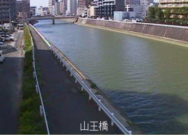 御笠川山王橋ライブカメラは、福岡県福岡市博多区の山王橋に設置された御笠川が見えるライブカメラです。