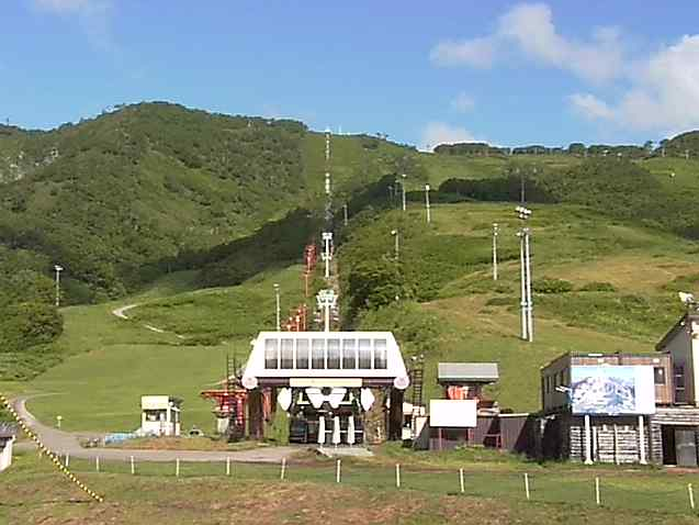 ニセコマウンテンリゾートグランヒラフサマーゴンドラ乗り場ライブカメラは、北海道倶知安町山田のニセコマウンテンリゾートグランヒラフエース第2センターフォー乗り場付近に設置されたサマーゴンドラ乗り場が見えるライブカメラです。