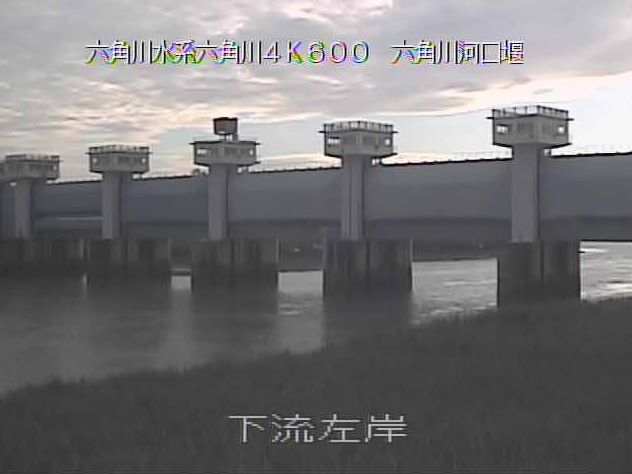 六角川河口堰下流左岸ライブカメラは、佐賀県白石町福富の河口堰下流左岸に設置された六角川が見えるライブカメラです。