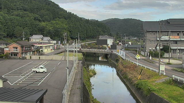 大分県杵築市大田の野田橋付近に設置された角石橋・石丸川・大分県道34号豊後高田安岐線・杵築市役所大田庁舎が見えるライブカメラです。