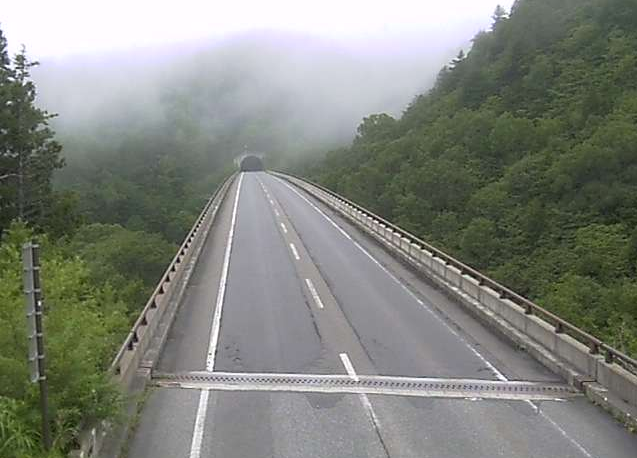 長野県道471号志賀2号トンネルライブカメラは、長野県山ノ内町平穏の志賀2号トンネルに設置された長野県道471号奥志賀公園線が見えるライブカメラです。