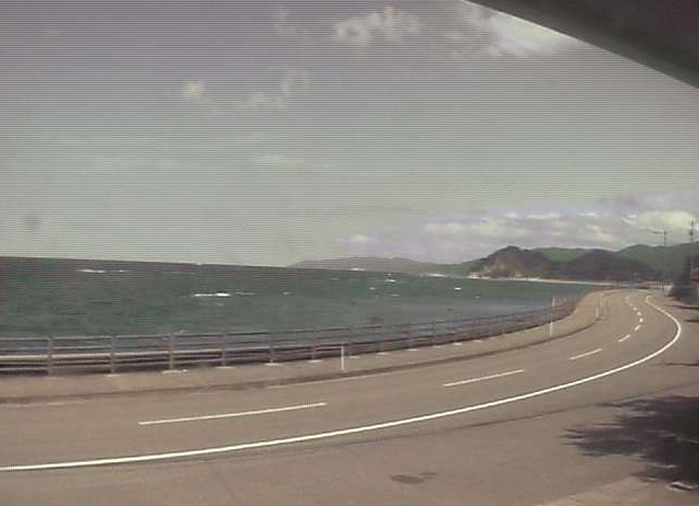 能登サーフサイドペンションベッセルライブカメラは、石川県輪島市光浦町の能登サーフサイドペンションベッセルに設置された光浦漁港・鴨ヶ浦・石川県道38号輪島浦上線が見えるライブカメラです。