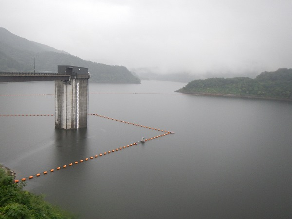 森吉山ダムライブカメラは、秋田県北秋田市根森田の森吉山ダム管理支所に設置された森吉山ダムが見えるライブカメラです。