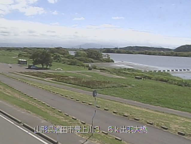 最上川出羽大橋ライブカメラは、山形県酒田市堤町の出羽大橋(最上川スワンパーク)に設置された最上川が見えるライブカメラです。