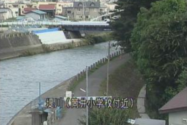 堤川筒井小学校付近ライブカメラは、青森県青森市筒井の筒井小学校付近に設置された堤川が見えるライブカメラです。